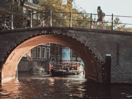 Met bootverhuur op de Amsterdamse grachten geniet je samen met je familie van een inspirerende omgeving!