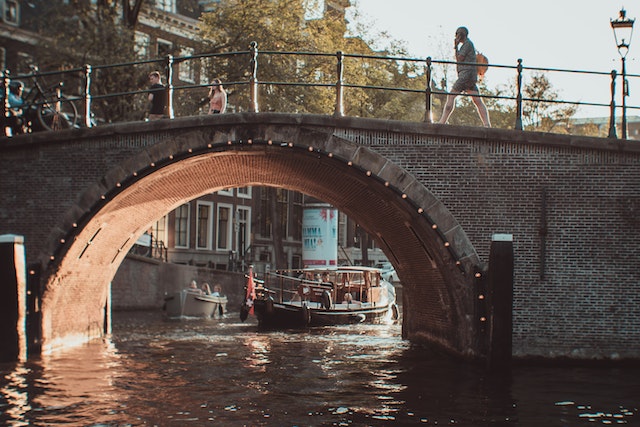 Met bootverhuur op de Amsterdamse grachten geniet je samen met je familie van een inspirerende omgeving!